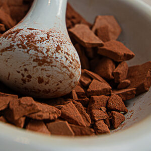 Zbliżenie na moździerz zawierający jeszcze niesproszkowany rudy pigment